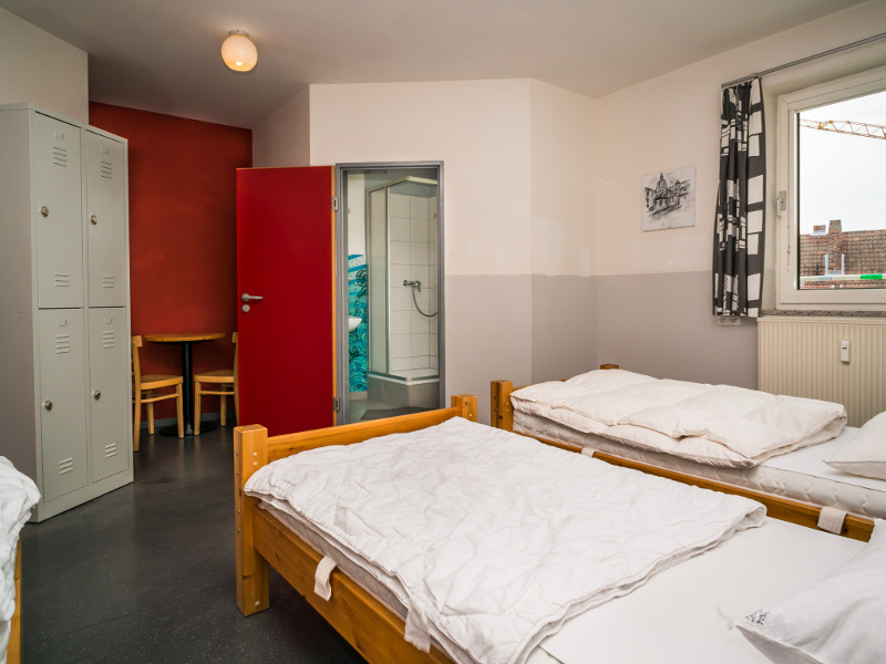 https://www.babelfish-hostel.de/media/Galeryrooms/011 four bed room.jpg